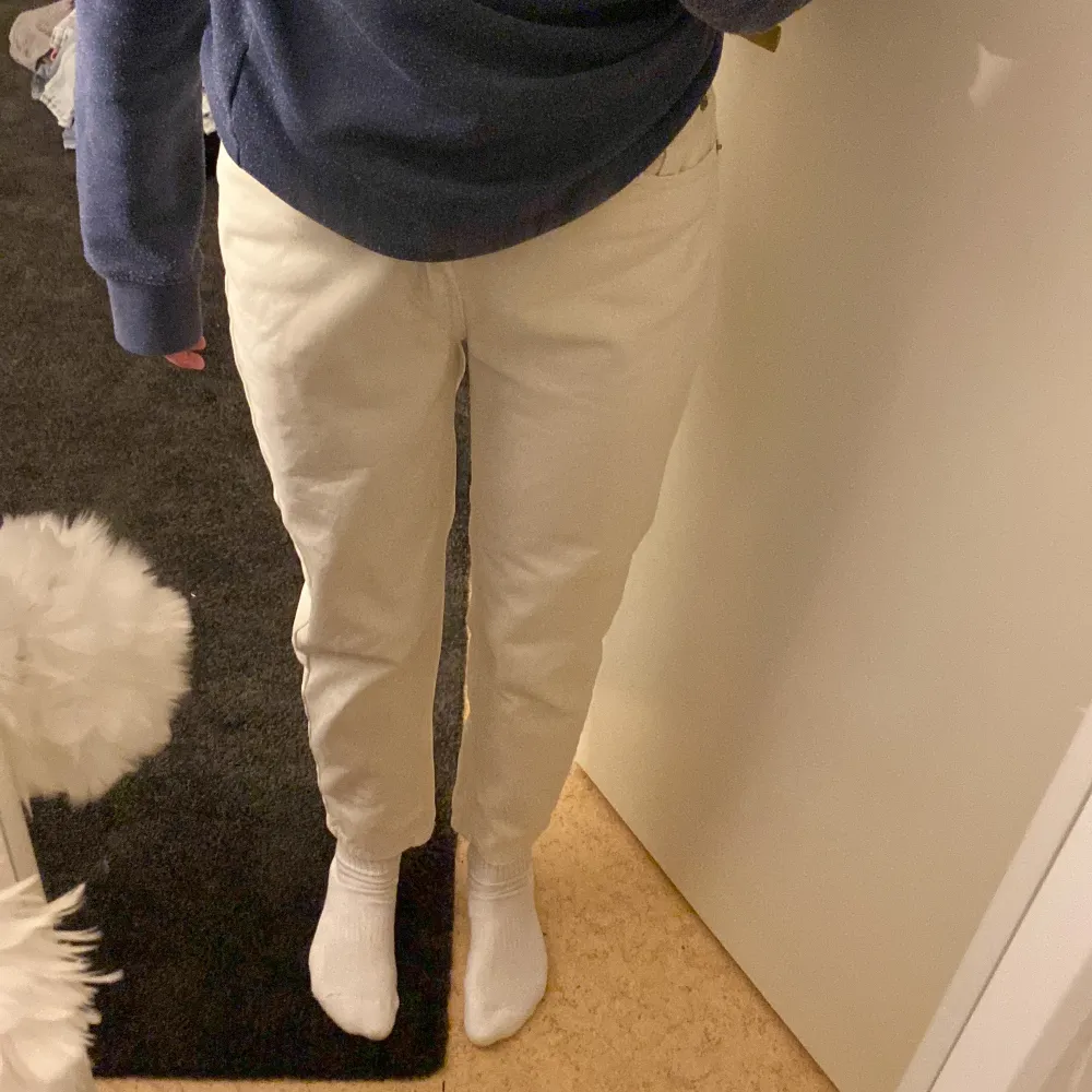 Ett par super fina vita jeans som tyvärr inte passar mig. De är ifrån pull&bear och de har blivit använda men inte nu på ett tag. Jag är 165 cm och har storlek S och dessa byxor sitter rätt tajt i midjan och de är lite korta. De är i storlek 36. . Jeans & Byxor.