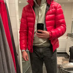 ”Colmar Men’s Down Jacket Glossy” Storlek 48, motsvarar herr small Köpt ca ett år sedan och knappt använd, trivs inte i färgen. Inga skador alls, missfärgad i kragen men går garanterat bort om man gnuggar lite. Nypris 6 299kr Kan skicka!