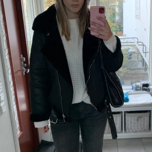 SVART PILOT JACKA - Super snygg, varm jacka!❤️‍🔥 Den har tyvär inte kommit till användning så mycket. Den är i storlek 40 men är liten i storleken så den passar en 36-38 bättre. Köpte för 1000kr och säljer för 499. Säg till om du vill ha fler bilder🙉💙