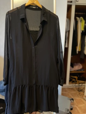 M - Svart klänning M