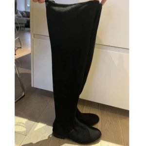 Overkneeskor - Svarta overkneeskor Stl. 40, passar 39 ganska bra Knappt använda, ca 2 gånger  Snörning bak så dom sitter på plats 