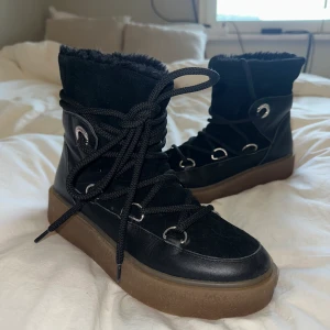 Skor - Säljer mina skor köpta på Nilson Shoe. Nypris 1900kr, använda bara några gånger så säljs för 1200kr storlek 39