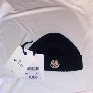 Moncler mössa - Säljer nu dennna mössa som jag haft en vinter. Fint skick, men den är använd. Självklart äkta.  Kvittot finns 