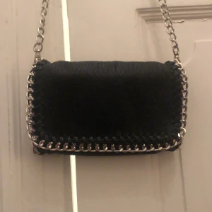 Tiamo Väska 💘 - Säljer nu min fina Tiamo väska, den är sparsamt andvänd men har en lite missfärgning på hackarna, (sista bilden) det syns dock inte när man har på sig den då den åker lite bakom väskan 💓 du står för frakten, kontakta mig vid minsta fråga! 💗💗 