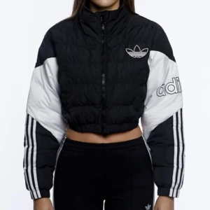 Kort adidas puffer jacka  - Kort adidas puffer jacka som inte längre säljs, köpte för 1200 säljer för 300+frakt.  Skriv för fler bilder, strlk 40/m