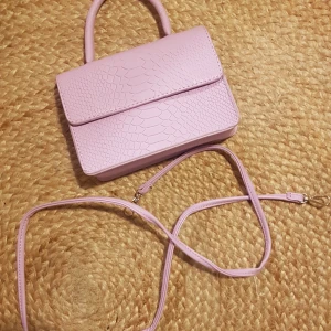 Ny liten lila väska. 90-tal. - Gullig liten väska. Ny.