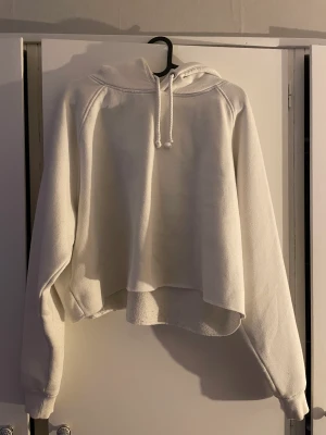Bik Bok - säljer en croppad hoodie. haft den i någon år men har bara använt den ca. 3-4 gånger. 