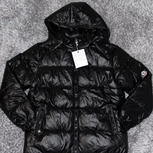 Moncler maya - Säljer denna moncler maya jackan. Den är helt ny och oanvänd. Den är i storleken M men passar även L. Köpt för 5500kr och priset ligger på 4000kr men det går att diskutera. Fråga för fler bilder.