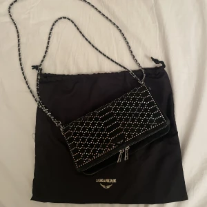 Zadig & Voltaire väska - Säljer denna Zadig & Voltaire väska. Skickas med dustbagen.  Köpt på Boozt, finns orderbekräftelse som bevis på dens äktenhet.  Nypriset är 4000, kan köpas direkt för 1450. Priset kan diskuteras. Den är i fint skick men lite missfärgning på några pärlor💕