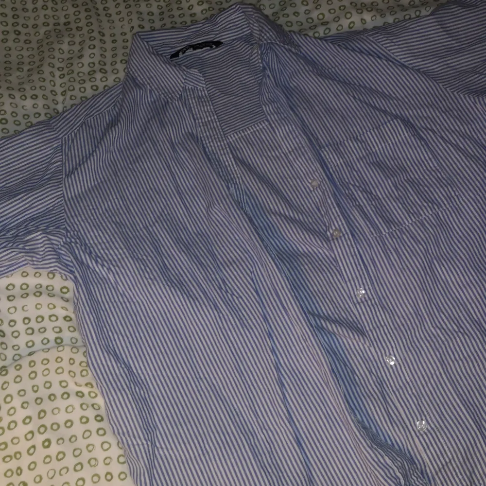 Randig blå vit skjorta från Zara strl M, använd men bra skick . Skjortor.