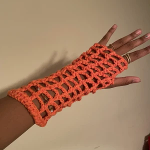 Fingerlösa fishnet-vantar🍑 - Snygga fishnet-torgvantar, perfekta för att pigga upp en outfit med lite färg! Finns även i strl S, snart även L! Hör av er för att beställa, finns i alla olika färger😺  Obs! Storlekarna står för längden på vanten!