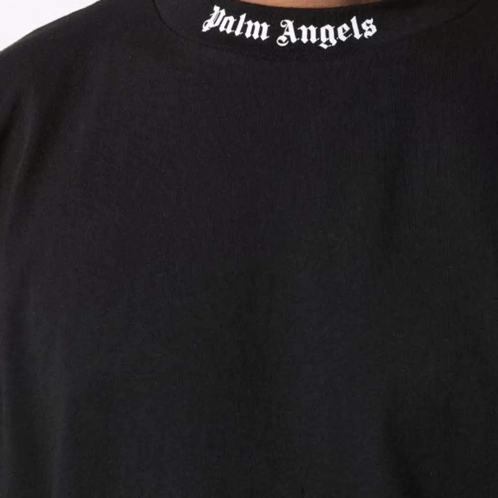 En svart plam angels t shirt, den är ny och oanvänd, storlek. Xs-S-M  Stor text på ryggen ( plam angels). T-shirts.