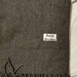 Grå ullhalsduk från Acne Studios. 190 cm lång. 