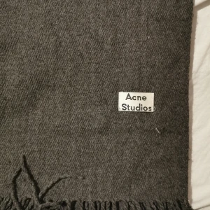 Acne studios halsduk - Grå ullhalsduk från Acne Studios. 190 cm lång. 