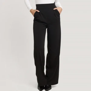 Kostymbyxor  - Säljer dessa kostymbyxor från NA-KD. Har andvänt en gång men dessa har blivit lite för små. Bilderna är från hemsidan! Vid intresse skickar jag fler bilder. 300kr med frakt 📦 