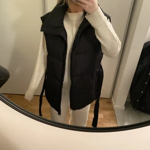 Väst - Säljer denna väst från bikbok som inte kommer till användning längre. Sparsamt använd och i jättebra skick! Hör av er vid frågor❤️
