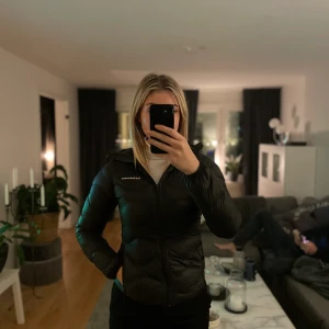 Peak jacka  - Peak Performance Helium Hood Jacket. Storlek Xs, liten skada framtill (men knappt något jag lagt märke till). Tunn i allmänhet.  Priset kan diskuteras :)   