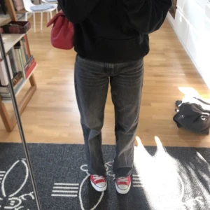 Röda Converse  - Säljer mina röda Converse som jag köpte här på plick pga att jag tyvärr inte får användning av dom (nypris ca 750kr) 💗💗 Dom är i storlek 41.5 men skulle säga att dom är små i storlek!! Priset är diskuterbart! 💖☺️