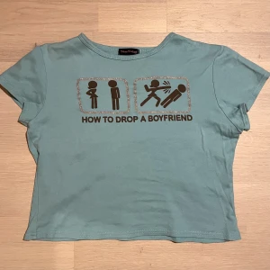 Baby tee  - Cool baby tee med tryck köpt second hand i uppskattad storlek S💙 fint skick och inga defekter. 100kr + frakt 📦 