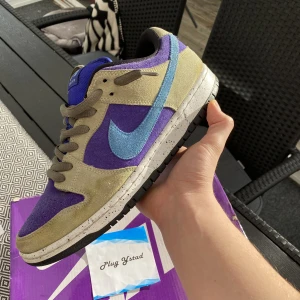 Nike SB dunk low Celadon - Nike SB dunk low Celadon  - skick 7/10 ( fläck syns på första bild ) - storlek US 10 / EU 44 - pris 1299+ frakt  - Allt orginal följs med!   Kontakta vid köp eller ytterligare frågor Mvh PlugYstad 