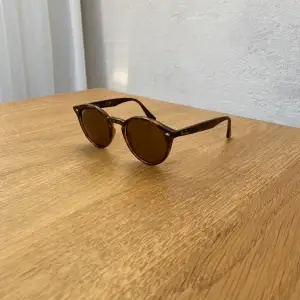 Bruna Rayban solglasögon av modellen RB4305. Sparsamt använda utan några repor! Har du frågor eller en prisidé så hojta gärna till.