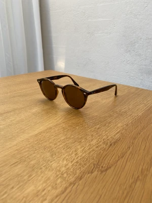 Raybans solglasögon  - Bruna Rayban solglasögon av modellen RB4305. Sparsamt använda utan några repor! Har du frågor eller en prisidé så hojta gärna till.