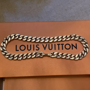 LOUIS VUITTON CHAIN LINKS NECKLACE  - ‼️WTS‼️  Louis Vuitton Chain Links Necklace  Cond 9/10, försiktig använt  FULL SET   Bud 11 000kr  Bin 11 500kr  Skicka meddelande vid frågor eller liknande, inga time wasters tack