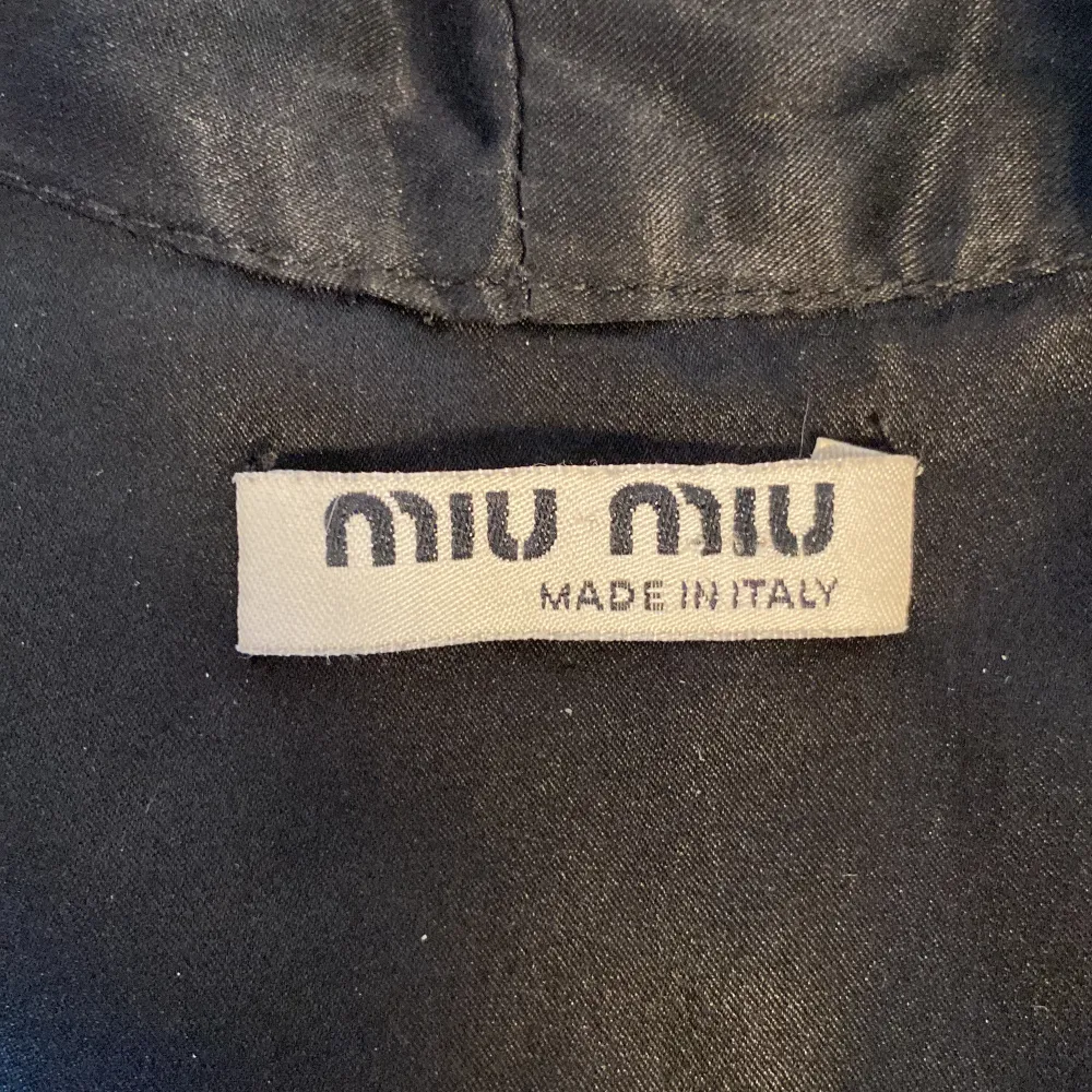 Miu Miu top i 100% silke, minimala defekter men välldigt väl bevarad. Storleken är 44 men då plagget knyts så passar det mindre. Jag är 173cm, bär oftast S-M och har bh storlek 70F. Blusar.