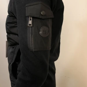 Moncler - En perfekt hybrid jacka för alla årstider med en perfekt passform. Helt oanvänd.