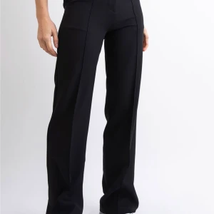 Kostymbyxor  - Jag säljer dessa snygga kostymbyxor, dem är köpte här på Plick men tyvärr är dem för stora för mig ❤️ hör av er om ni har några frågor! köparen står för frakt och sista bilden är lånad <3