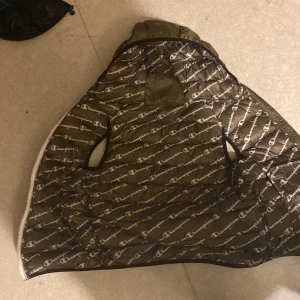 Champion väst  - Snygg champion väst bara att märket har lossnat lite därför låga priset 