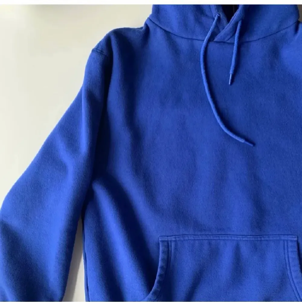 Väldigt sparsamt använd hoodie från hèlas i en super fin klarblå färg! Nypris ca 1000 kr, mitt pris 350!! Skriv vid intresse/frågor 💙. Hoodies.