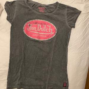 jättegullig vintage Von Dutch t shirt💖💖Den är grå och rosa