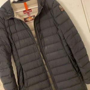 Parajumper jacka - Jag säljer den då den är stor på mig. Storleken på jackan är L och är i gott skick.  Ny pris: 4 499kr Jag säljer den för 2 500kr, pris kan diskuteras. 