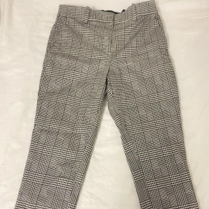 Byxor - Byxor från H&M i fint skik. I storlek S 