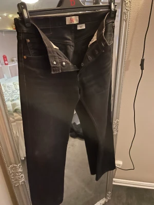 Levis 501 - Vintage Levis 501. Köpta second hand i bra skick men aldrig använda av mig pga för små ☹️ Straight leg och låg midja. Liten i storleken och passar dig som vanligtvis har strl S/M