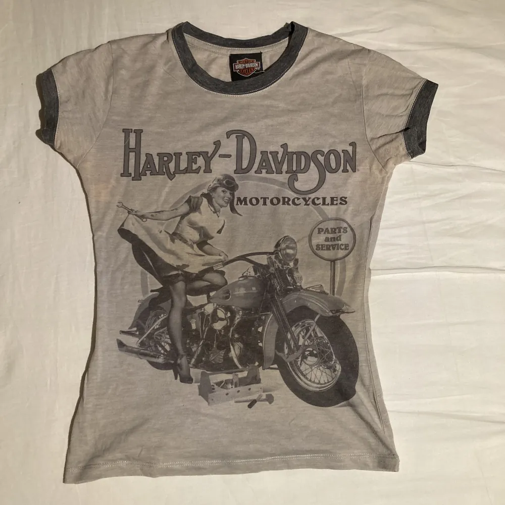 Säljer denna Harley Davidson tröja med coolt tryck. Står M men skulle säga att den är mer av en S. . T-shirts.