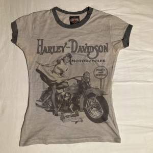 Säljer denna Harley Davidson tröja med coolt tryck. Står M men skulle säga att den är mer av en S. 