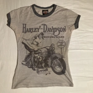 Harley Davidson tisha - Säljer denna Harley Davidson tröja med coolt tryck. Står M men skulle säga att den är mer av en S. 