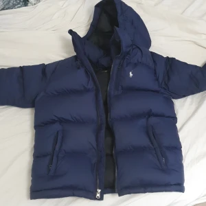 Ralph lauren jacka marinblå  - Säljer min fina gamla ralph lauren jacka i jätte bra skick, knappt använd och inget slitage. Givetvis äkta. Säls pga att den har blivit för liten för mig
