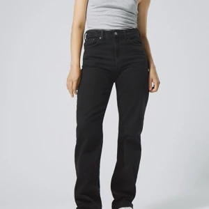 Svarta weekday jeans - Jeans från Weekday i modellen Voyage i storlek 27/28. Användt fåtal gånger då de är för små för mig. De är raka i benen och highwaisted! 
