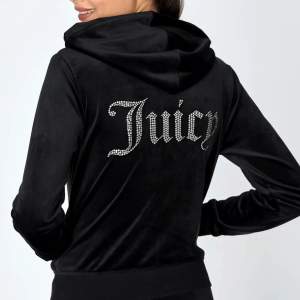 Sälje min fina hoodie från Juicy Couture som inte har kommit till användning så mycket. Den är i nyskick då jag bara använt den ett fåtal gånger🤍