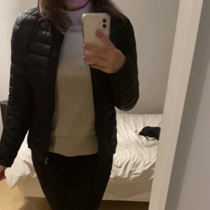 Jott jacka - Tunn dunjacka från jott i storlek XS, passar en S. Använd enstaka gånger