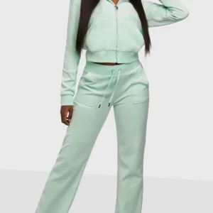 Juicy coutoure  - Detta är en juicy dress från sommarkollektionen i en jätte fin mint grön färg. Jag säljer denna då jag inte andvänder den längre. Den är lite trasig på J:et vid dragkedjan, därför säljer jag den för ett jätte lågt pris! 