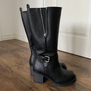 Stövlar  - Säljer dessa sköna och fina kängor som passar bra till vintern, aldrig använda så de är i nyskick! Köparen står för frakten  som tillkommer 💞