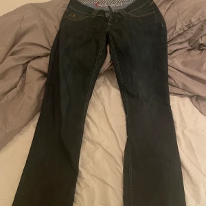 Raka jeans - Säljer mina lågmidjade raka jeans 