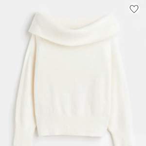 Säljer denna fina off shoulder tröja från hm då den ej kmr till användning ❤️ Storlek XS nypris 199 säljer för 130 + frakt❤️