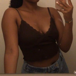 Brun topp - Säljer denna bruna toppen som it kmr t användning💜