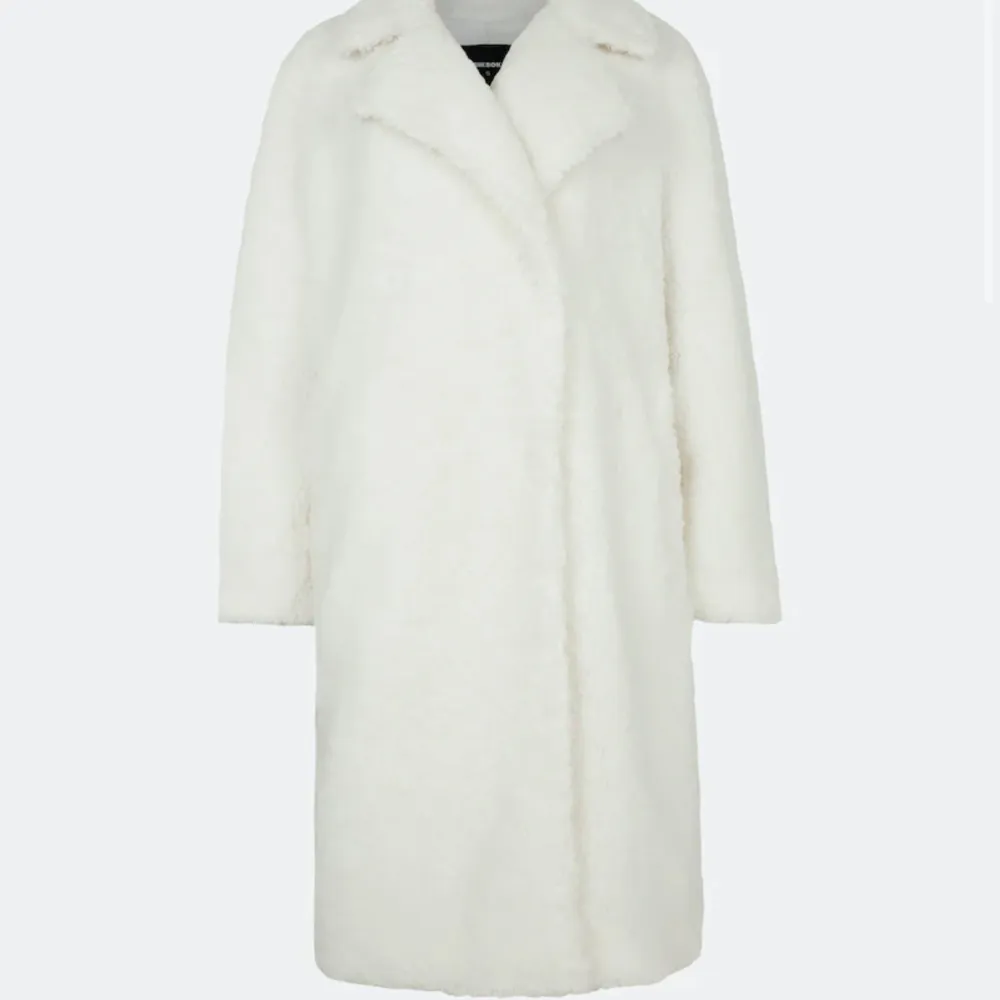 Säljer denna fina lurviga kappa då den inte kommit till användning. Lapparna och allt är på. Köparen står för frakt. Jackor.
