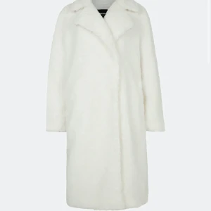 Vit lurvig jacka - Säljer denna fina lurviga kappa då den inte kommit till användning. Lapparna och allt är på. Köparen står för frakt